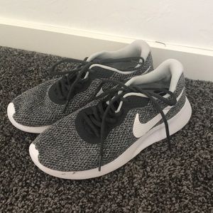 grey nike tennis shoes
